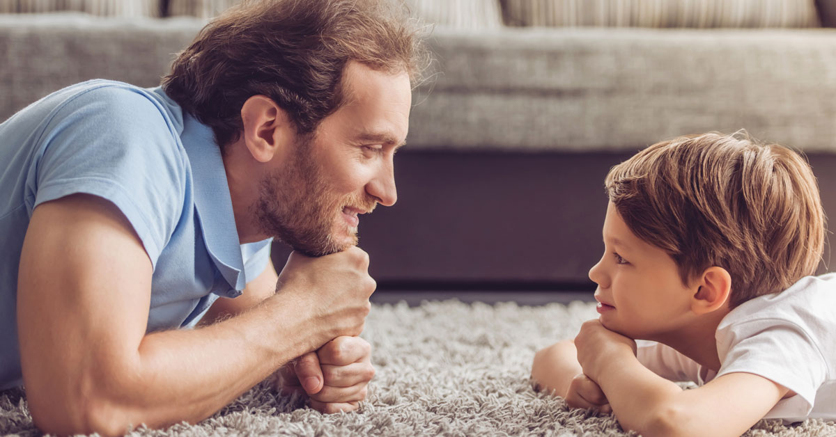 Nachhaltig bauen mit Praml Bau Vater und Sohn schauen sich an